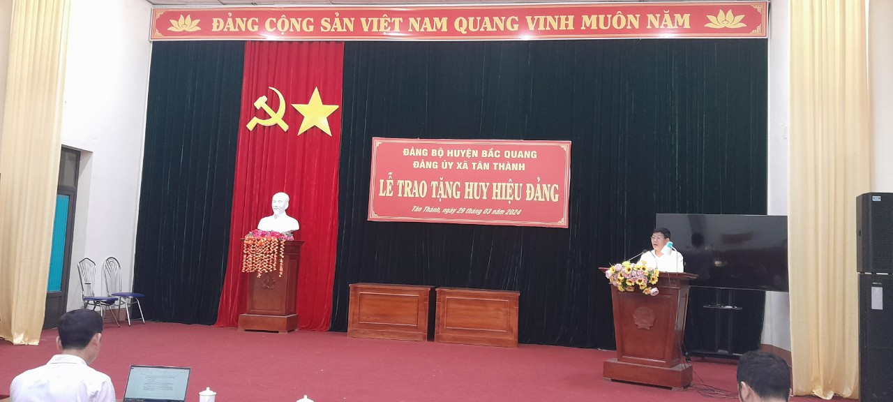 Đảng bộ xã Tân Thành tổ chức trao tặng Huy hiệu Đảng cho các đảng viên