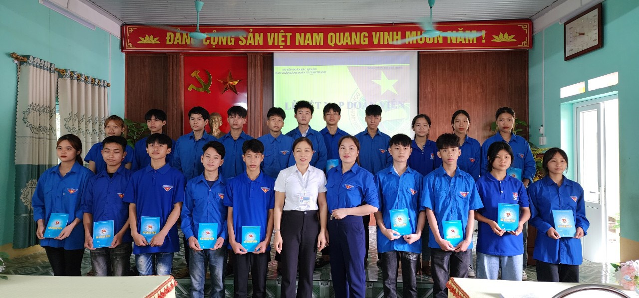 Đoàn xã tổ chức kết nạp đoàn viên tại Trường TH&THCS Tân Thành