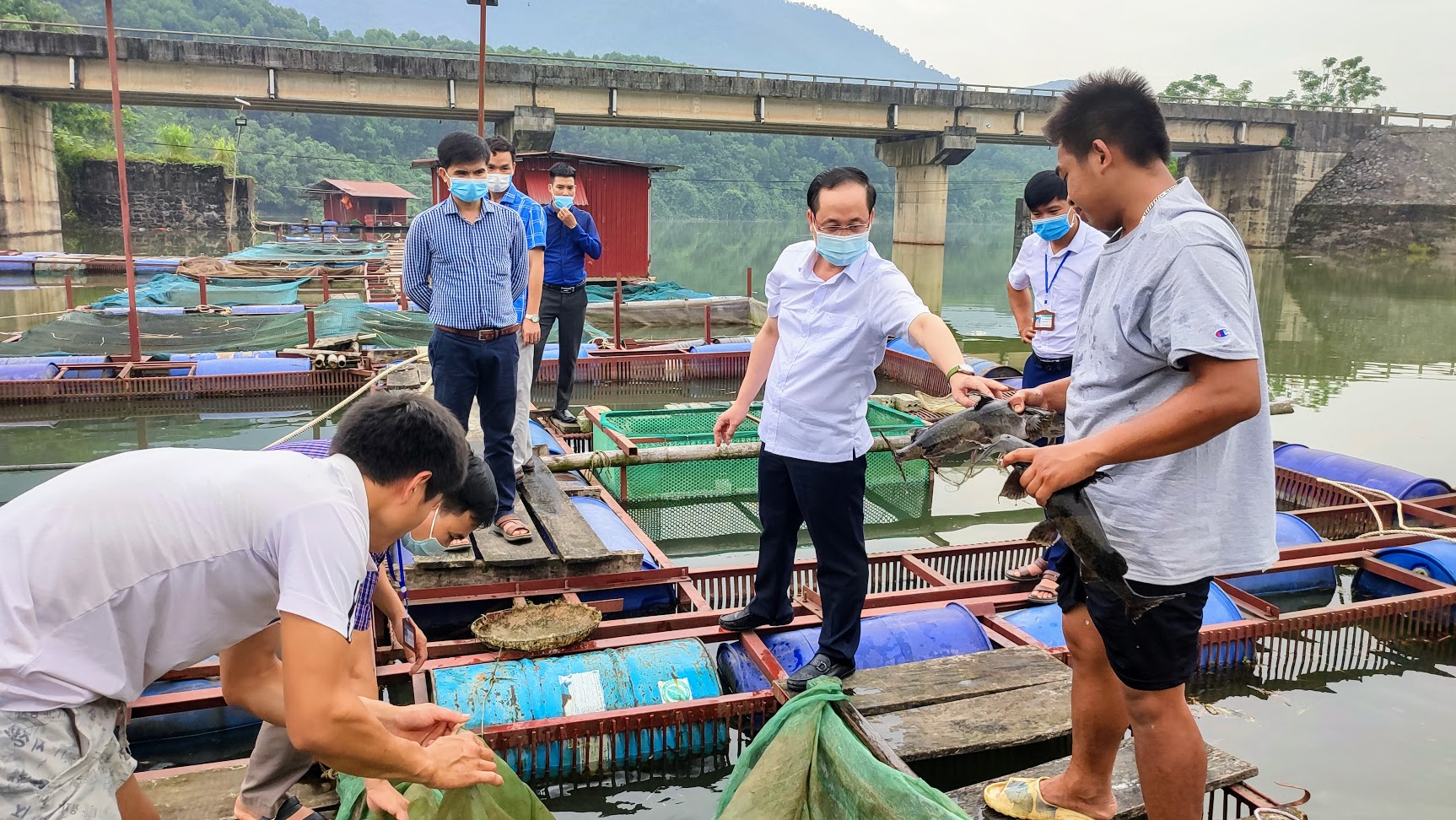 Bí thư Huyện ủy đi thăm, kiểm tra Mô hình cải tạo vườn tạp và Mô hình nuôi cá lồng trên sông tại xã tại xã Hùng An và Tân Thành