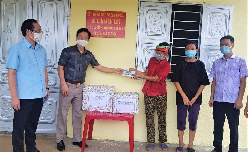 Chủ nhiệm UBKT Tỉnh ủy Trần Quang Minh trao nhà cho hộ nghèo tại xã Tân Thành