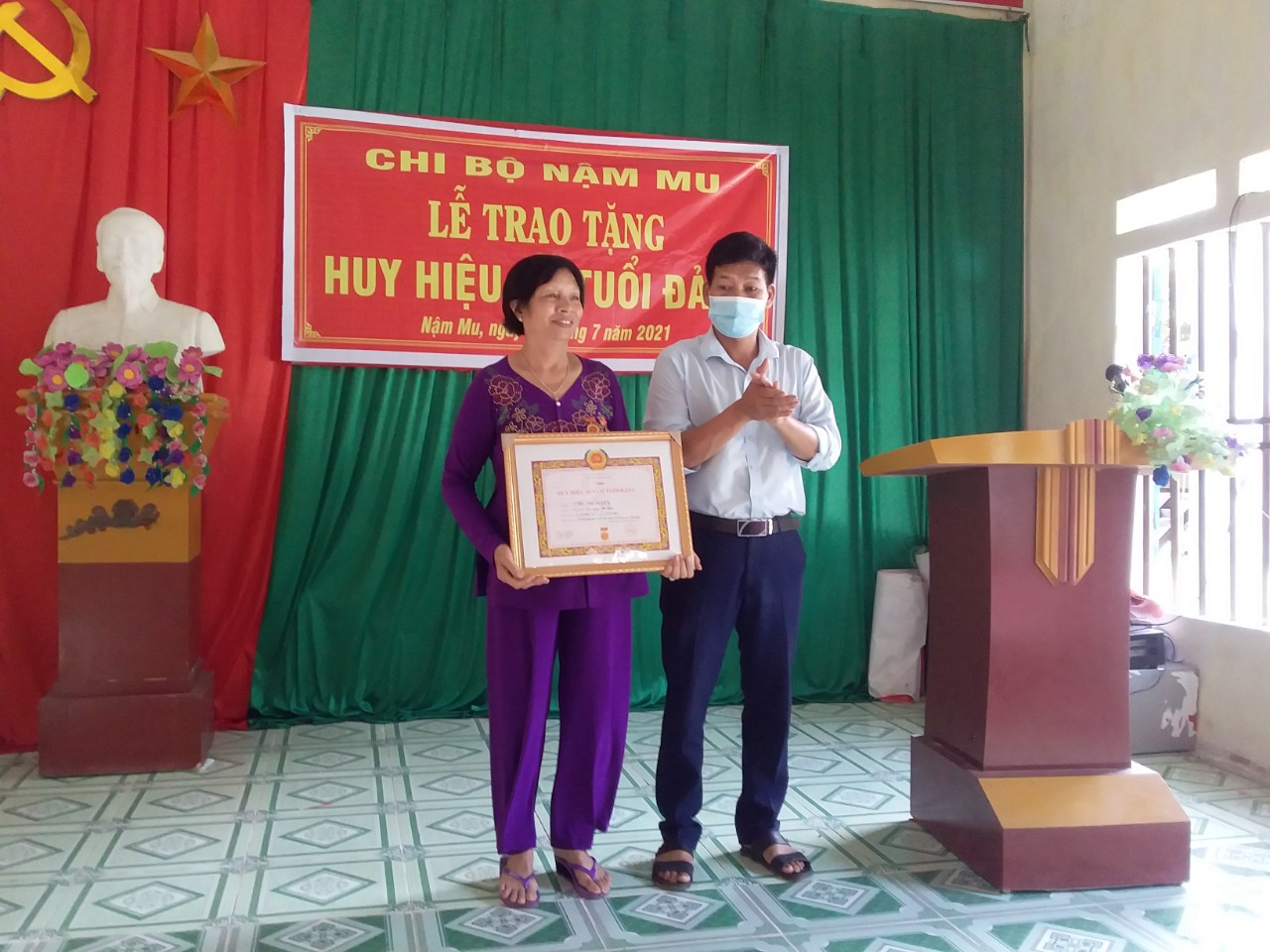 Trao tặng huy hiệu 40 năm tuổi đảng cho đảng viên
