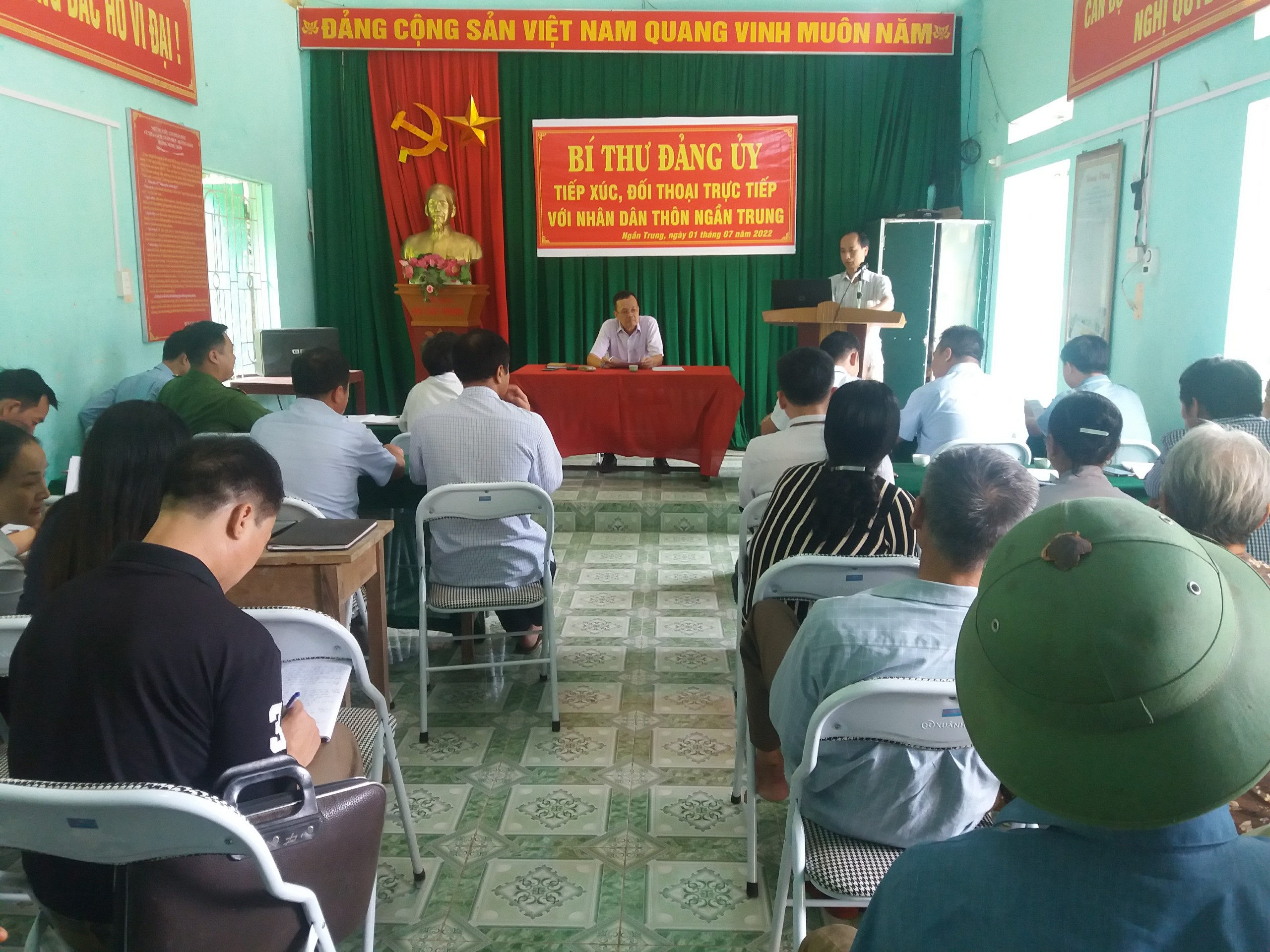 Bí thư Đảng ủy xã Tân Thành tiếp xúc đối thoại trực tiếp với nhân thôn Ngần Trung