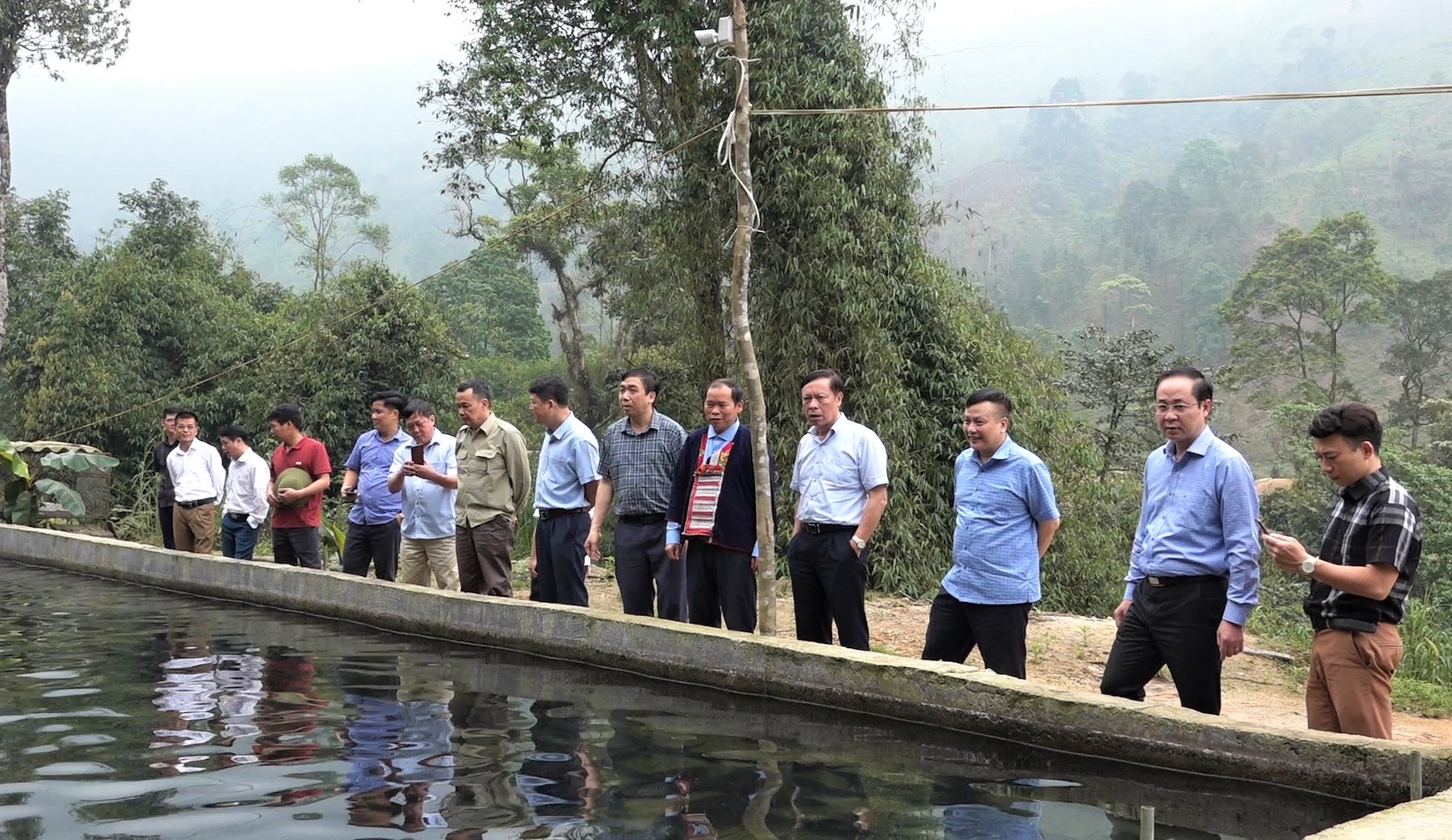 Đoàn Công tác Hội đồng Lý luận Trung ương thăm mô hình nuôi cá tầm thôn Nậm An xã Tân Thành