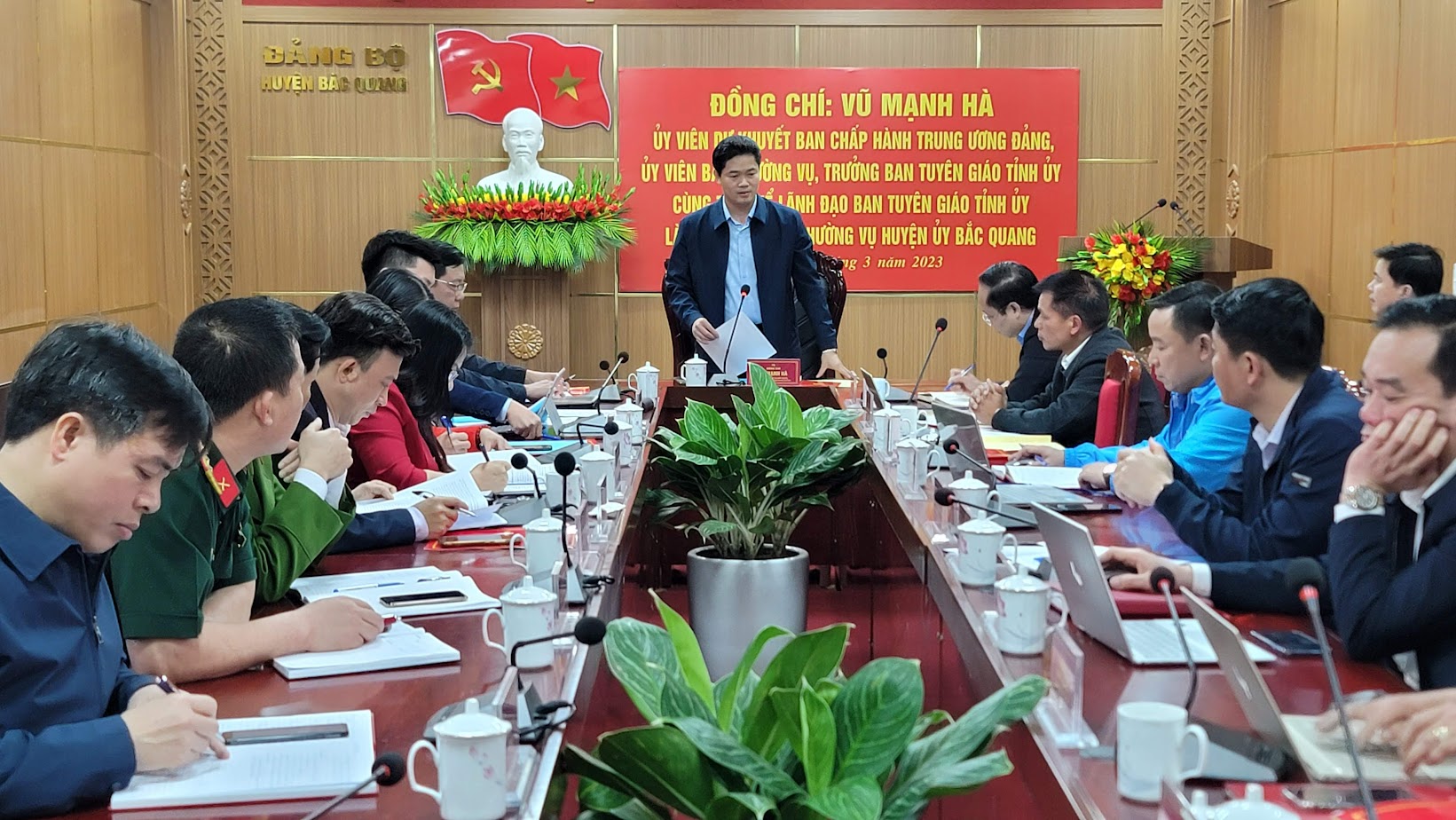 Đồng chí Vũ Mạnh Hà, Ủy viên Dự khuyết Trung ương Đảng – Trưởng Ban Tuyên giáo Tỉnh ủy làm việc với BTV Huyện ủy Bắc Quang