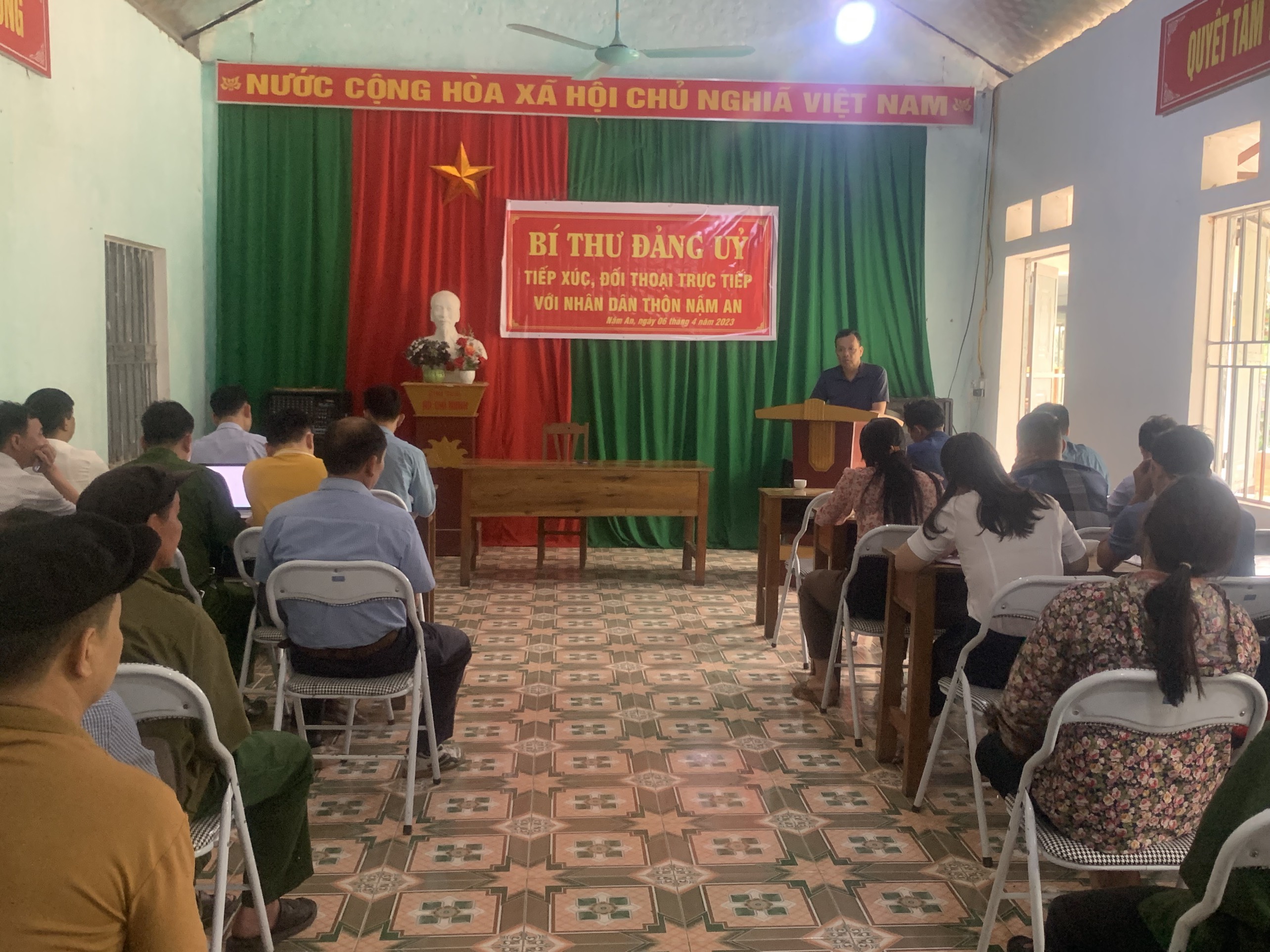 Bí thư Đảng ủy tiếp xúc đối thoại trực tiếp với nhân thôn Nậm An