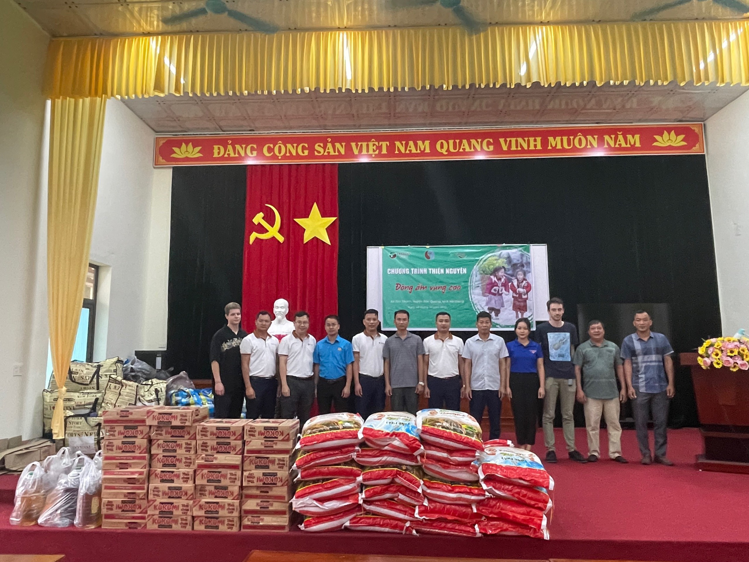 Công đoàn và chi đoàn Sở Tài nguyên và Môi trường tỉnh Hà Giang thăm và tặng quà cho các hộ nghèo tại xã Tân Thành