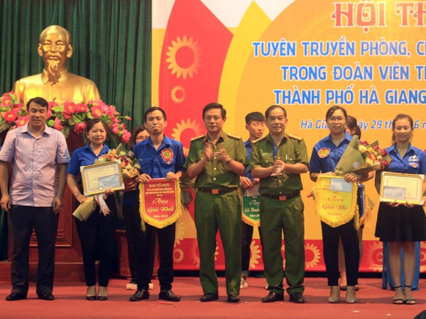 Đồng chí Nguyễn Viết Thắng - Bí thư Đảng ủy xã cùng BCĐ phòng chống lụt bão kiểm tra công tác phòng chống lụt bão tại các thôn bản