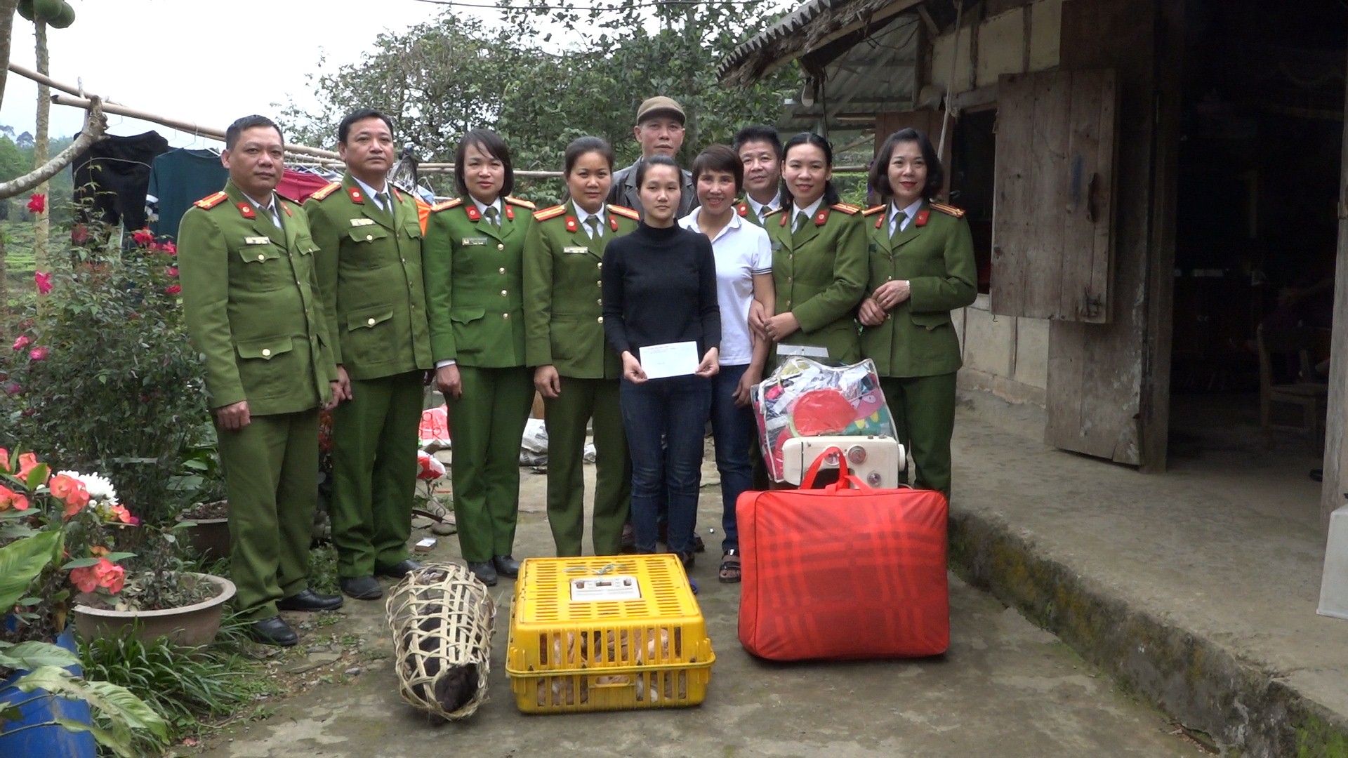 Công an tỉnh Hà Giang và Công an huyện Bắc Quang trao quà hỗ trợ người chấp hành xong án phạt tù để tái hòa nhập cộng đồng