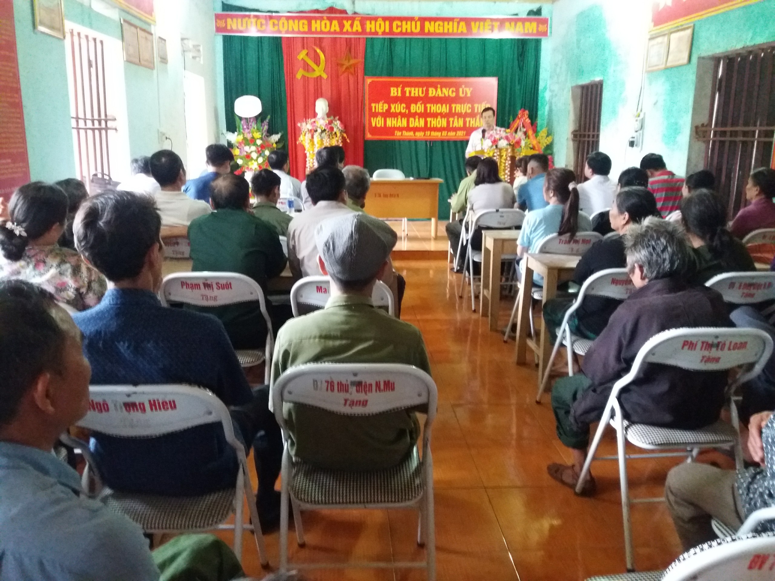 Bí thư Đảng ủy xã Tân Thành đối thoại trực tiếp với nhân thôn Tân Thắng